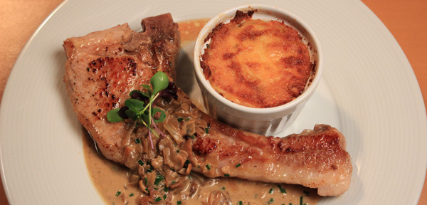 Vepřová kotleta s houbovou omáčkou a gratinovanými bramborami Dauphiné